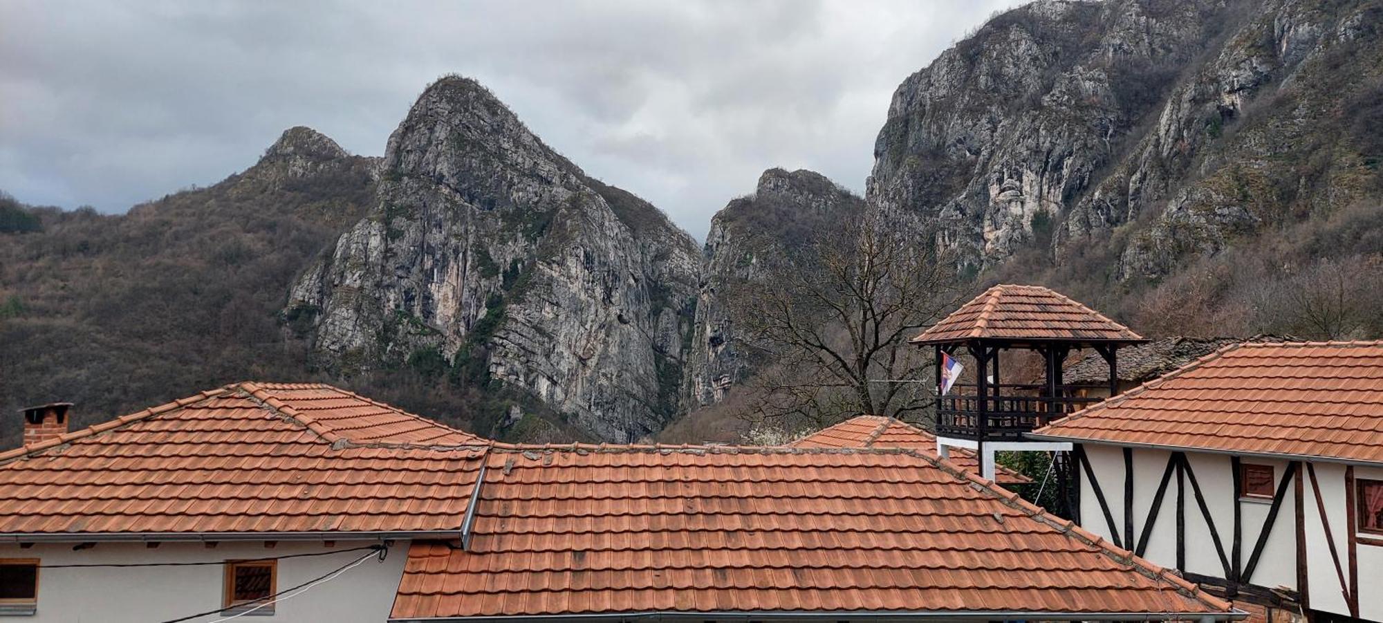 Golemi Kamik Pirot Vlasi المظهر الخارجي الصورة