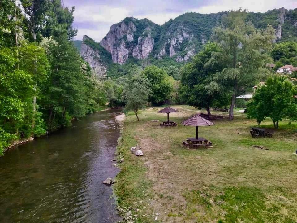 Golemi Kamik Pirot Vlasi المظهر الخارجي الصورة